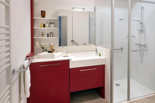 Saint-Aubin-lès-ElbeufDOMITYS LA ROZE DE SEINE的浴室配有红色和白色的盥洗盆以及淋浴。