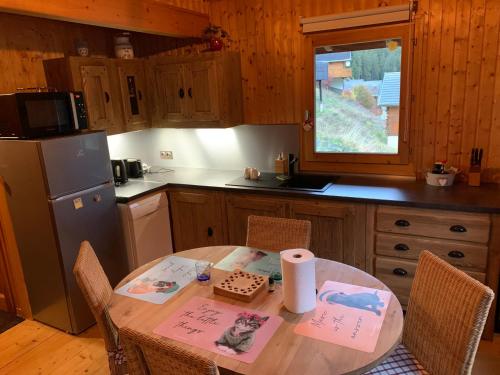 Le BiotChalet proche Morzine et lac Léman WIFI offert的厨房配有桌椅,并写有字条