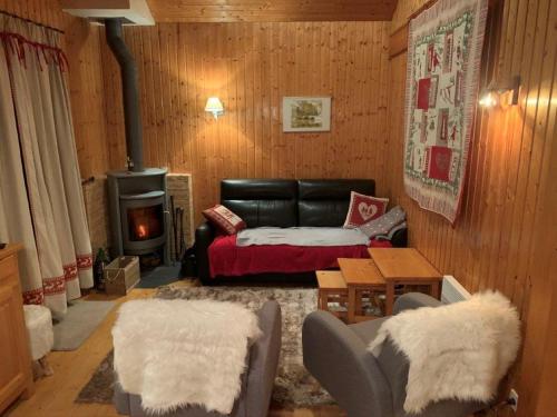 Le BiotChalet proche Morzine et lac Léman WIFI offert的带沙发和壁炉的客厅