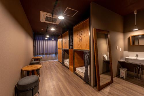 札幌WISE OWL HOSTELS SAPPORO的客房设有带桌子和水槽的酒吧
