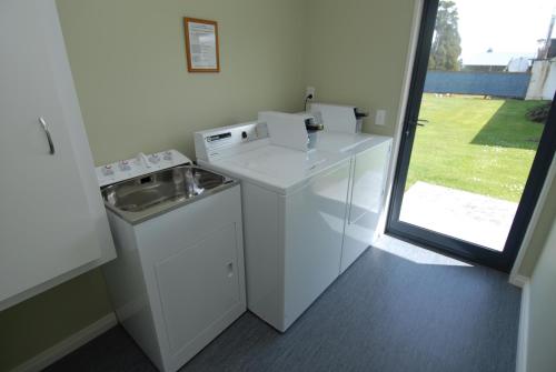 福克斯冰川高峰酒店的白色的厨房配有水槽和洗衣机