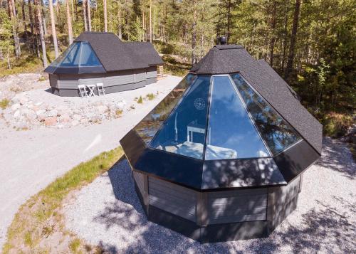瑙沃Tackork Gård & Marina的玻璃屋顶房屋的顶部景色