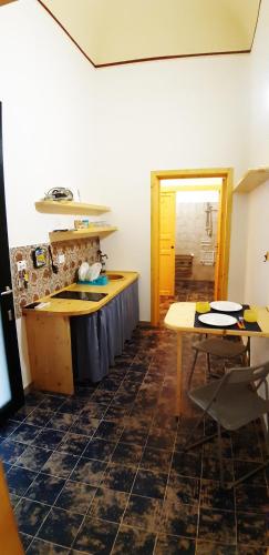 特拉帕尼Case Vacanze "Residenze Trapanesi"的厨房配有水槽、桌子和台面