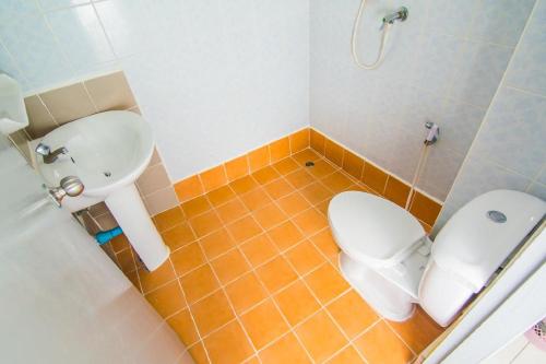 芭堤雅市中心萨塔斯第三阁酒店的浴室配有白色卫生间和盥洗盆。