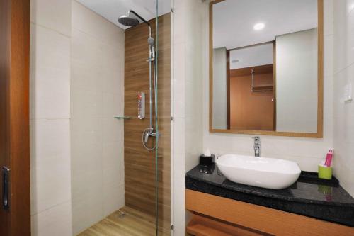 巴淡岛中心favehotel Nagoya - Batam的一间带水槽和淋浴的浴室