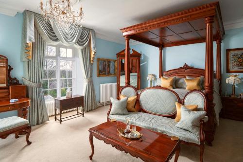 卡纳芬普拉斯迪纳斯乡村别墅酒店的一间卧室配有一张天蓬床和一张茶几