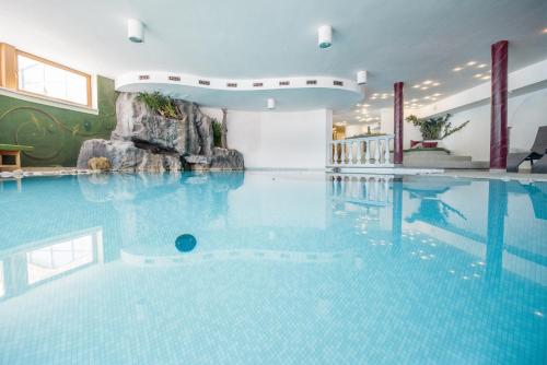 安泰塞尔瓦·迪·梅佐威尔布恩霍夫酒店的大楼里一个蓝色的大泳池