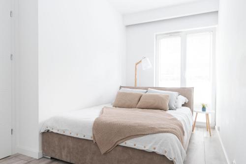 奥尔什丁Apartment City Centre Netflix- GreenPark - River的卧室配有带白色墙壁和窗户的床