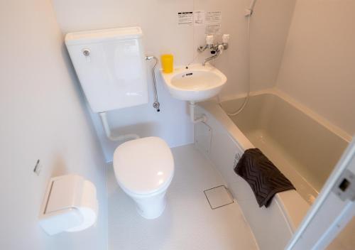 西之表市Ikokujyoucho - Vacation STAY 35774v的一间带卫生间和水槽的小浴室