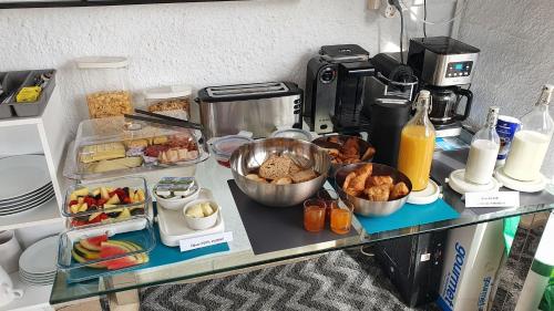 莫哈卡尔Casa Rainbow - Boutique Bed & Breakfast的桌子上装有食物和饮料的柜台