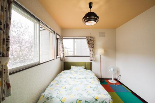 旭川旭川美瑛 Sakura 西神楽的一间带床的卧室,位于带窗户的房间内