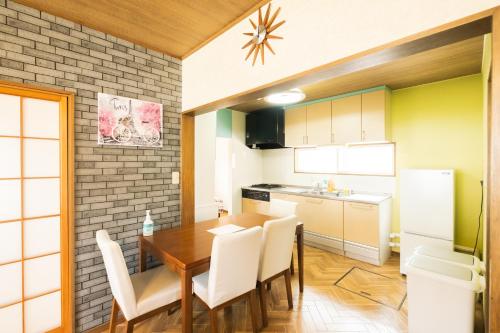 旭川旭川美瑛 Sakura 西神楽的厨房配有木桌和白色椅子