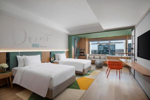 成都成都金牛逸衡酒店的酒店客房设有床和客厅。