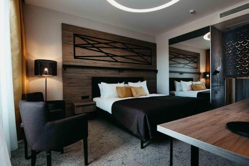 摩拉瓦托普利采维瓦特酒店的酒店客房设有两张床和一张桌子。