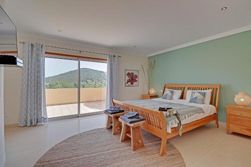 阿尔特Casa do Pomar by Portucasa的一间卧室设有一张床和一个大窗户