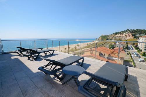 卡里拉因特纳克纳尔酒店的一个带桌椅的海景阳台