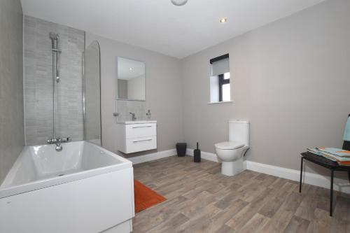 希尔斯伯勒Homestead Hillsborough的白色的浴室设有浴缸和卫生间。