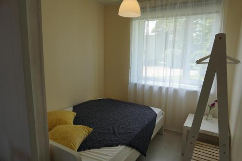 凯尔德拉Sireli külaliskorter Kärdlas的一间小卧室,配有床和窗户