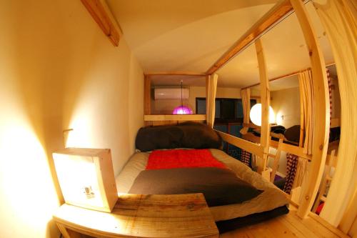 东京東京光明旅舍的一间小房间的卧室,配有一张床铺