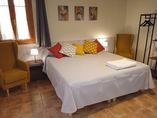 贝塞特Apartamento Burgués的一间卧室配有带色彩缤纷枕头的床。