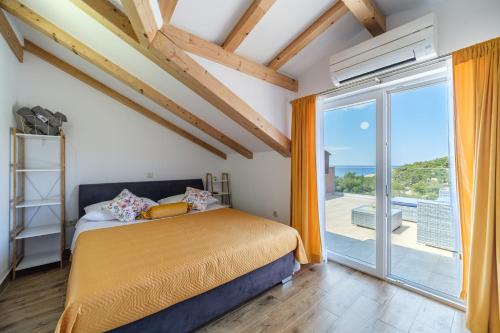 米欧纳Villa Karmelota的一间卧室设有一张床和一个大窗户