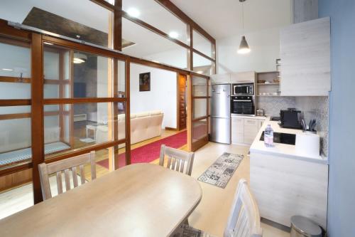 奥多尔黑塞库耶斯克Virág Apartman Luxury的厨房以及带桌椅的用餐室。