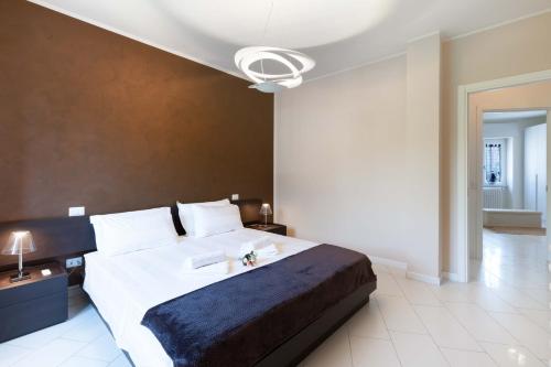 莱科TERRAZZA SUL LAGO - Open Space e Netflix的卧室设有一张白色大床和天花板
