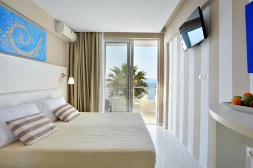 斯达林西达里比奇酒店的酒店客房设有一张床,享有海景。