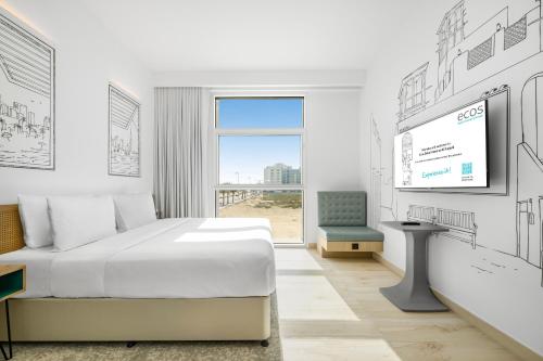 迪拜Ecos Dubai Hotel at Al Furjan的白色的客房配有床和电视。