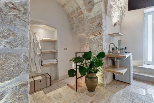 奥斯图尼AROMA luxury的一间浴室,里面装有水槽和植物