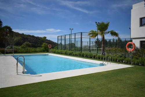 EsteponaAppartement Casares - Mer, Golf, Piscine, Padel - FINCA CORTESIN的庭院中间的游泳池