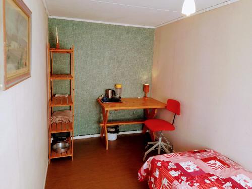 BräckeSingle bedroom, outside toilet, shower, kitchen. 120 m from Sandbach的小房间设有一张桌子和一张床