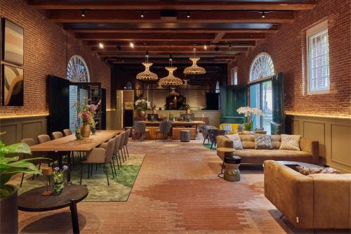 代尔夫特Hotel Arsenaal Delft的带沙发和桌椅的客厅