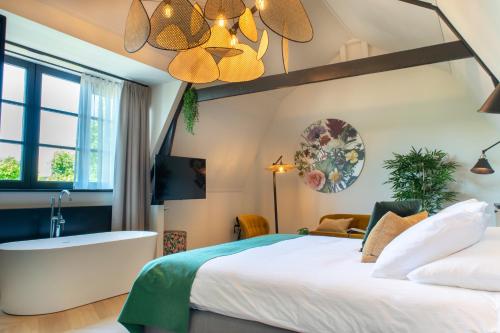 多克姆Hotel van der Meer的一间卧室配有一张床和浴缸