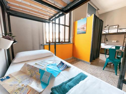 那不勒斯Ostello Bello Napoli的一间卧室配有一张带地图的床