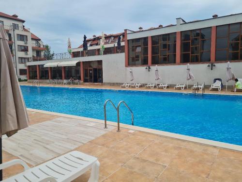 阿赫洛伊Famagusta Antoniya的一座游泳池,位于酒店大楼旁边