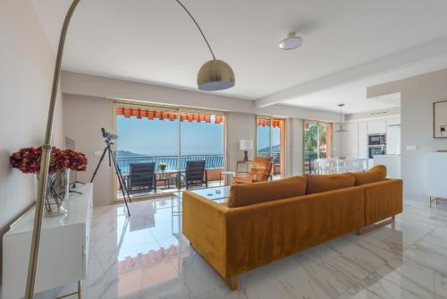 滨海自由城Villefranche Bay View的客厅配有沙发和桌子