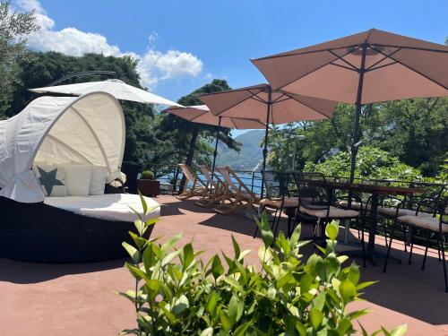 科托尔沃佳达公寓酒店的一个带帐篷、桌子和遮阳伞的庭院