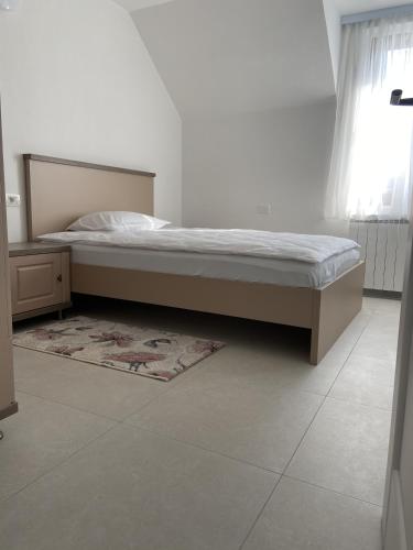 GalşaLa Foresteria的一间卧室配有床、地毯和窗户