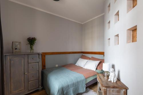埃尔布隆格Apartament Stare Miasto的一间小卧室,配有一张床和一个梳妆台