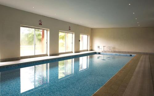 贝灵汉姆里弗代尔豪尔休闲酒店的一个带窗户的房间,有一个大型游泳池