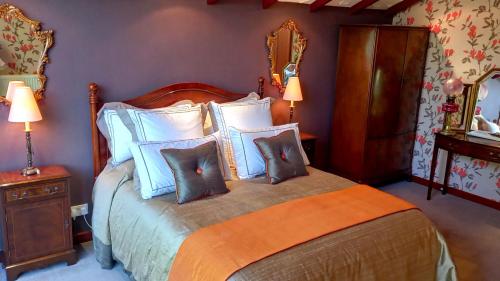艾尔Havenwood的一间卧室配有一张带蓝色和白色枕头的床