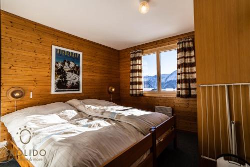 利德阿尔卑斯Chalet Lärchenwinkel, Riederalp Golmenegg的一间带床的卧室,位于带窗户的房间内