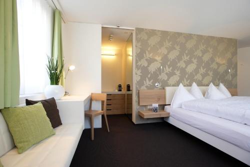 图芬安柯尔餐厅酒店的一间卧室配有一张床、一张书桌和一面镜子
