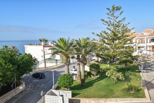 圣波拉Vicino al mare的阳台享有街道和棕榈树的景致。