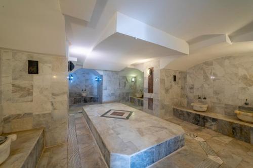 居姆贝特Riva Bodrum Resort- Adult Only +16的大型浴室设有两个水槽和两个卫生间