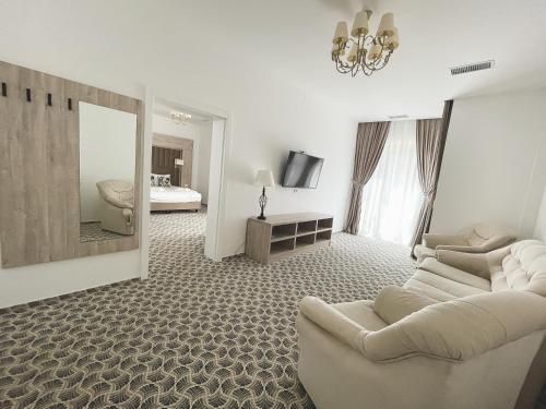 百乐费利克斯Majestic Boutique Hotel的带沙发和镜子的客厅