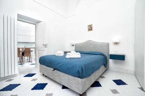 阿马尔菲La Finestra sul Corso的一间白色客房内的床铺卧室