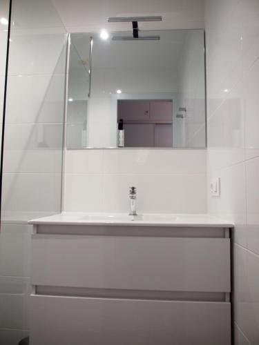 罗萨斯LA PLAGE 4B的白色的浴室设有水槽和镜子