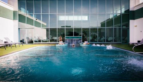大莫尔文马尔文酒店的一座建筑物中央的游泳池